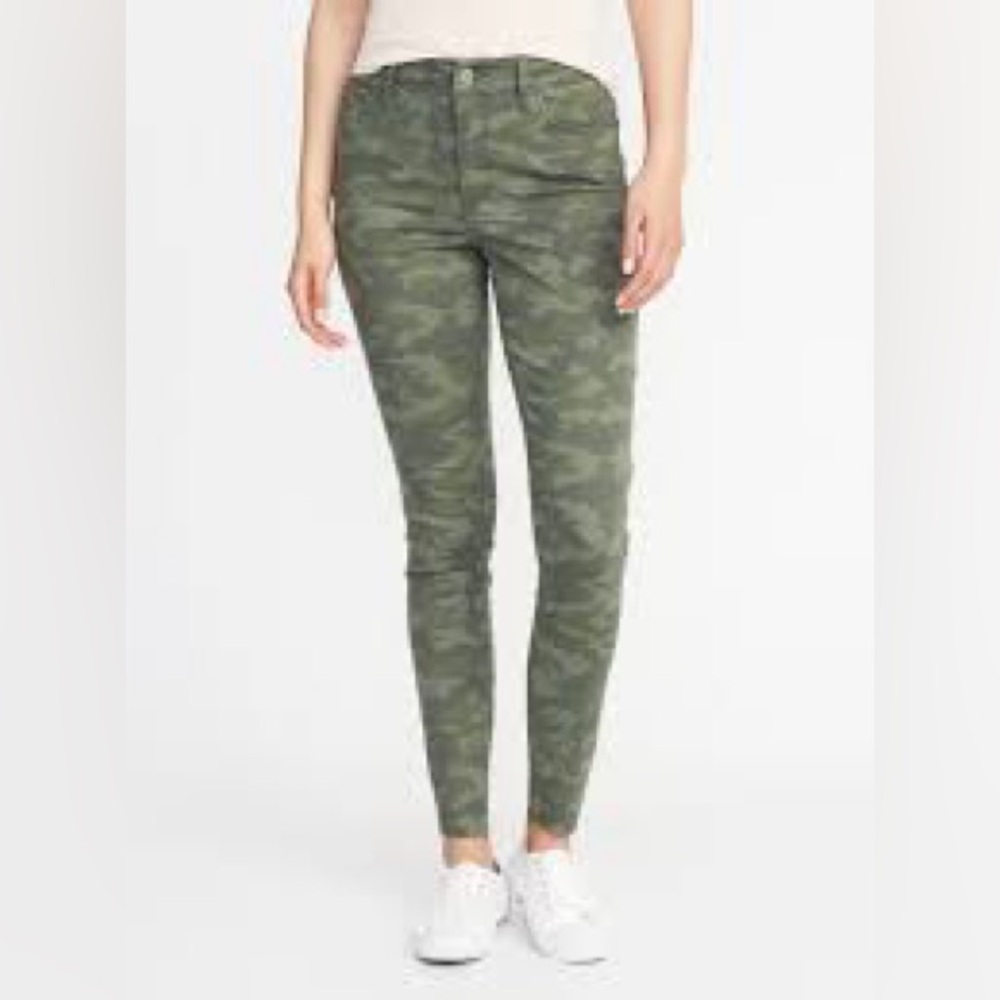Old Navy Mid-Rise Camo-Print Raw-Edge Rockstar Ankle Jeans. Size 6